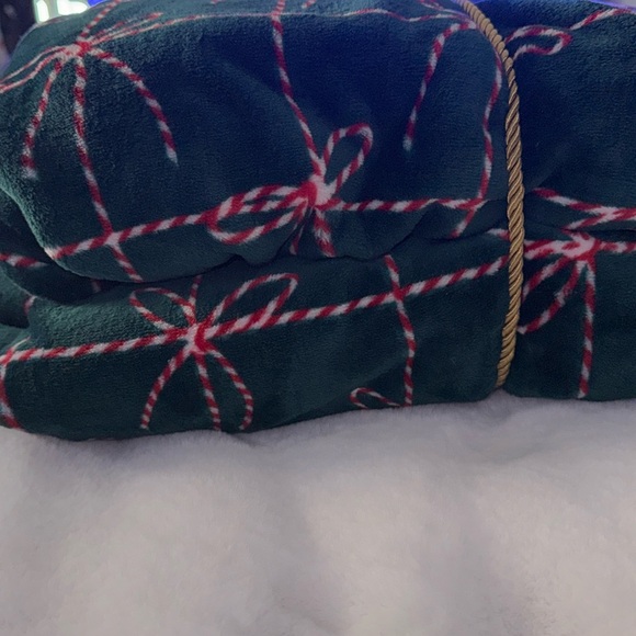 Rachel Roy Red and Green Bows FULL/QUEEN Christmas Blanket NWT - Picture 4 of 5